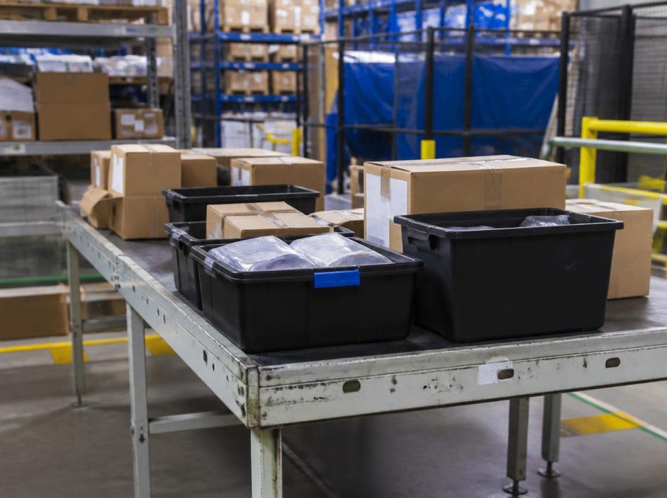 Kratten en dozen die wachten op consolidatie