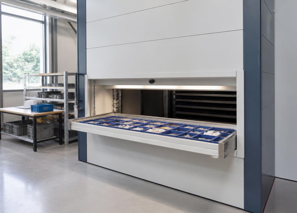 Verticale liftmodule die een bak presenteert
